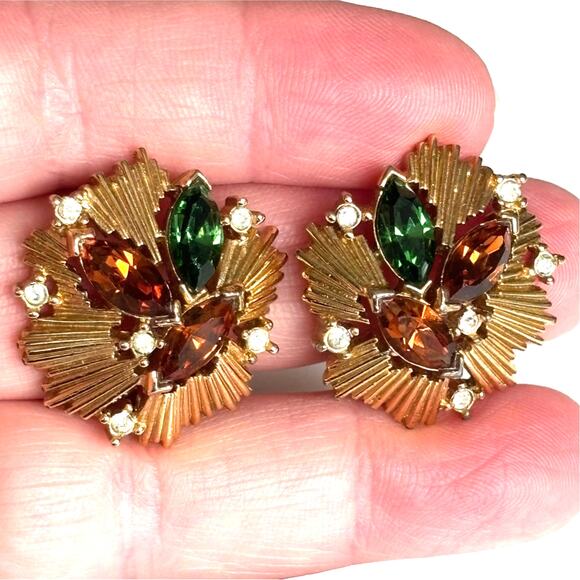 Vintage Trifari clip on earrings textured dimensional gold & rhinestones unique - Picture 6 of 7